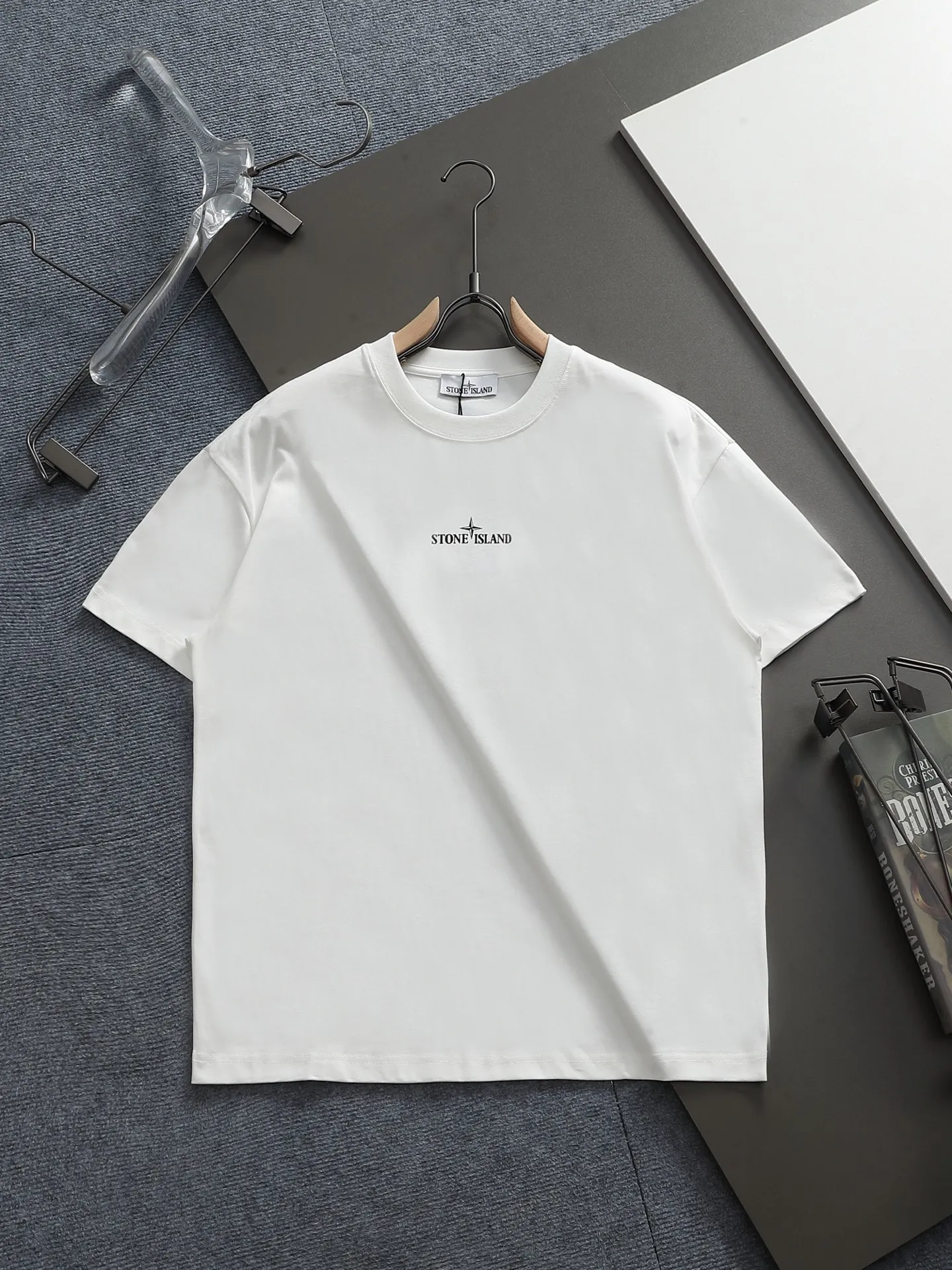 P150 Stone Island 2025FW new autumn and winter geometric print short-sleeved bottoming T-shirt. Pure background color with the brand's iconic compass logo + geometric line printing on the back, full of cool recognition. The basic round neck version is suitable for various body shapes, the fabric is soft and breathable, and multiple colors are available. Suitable for daily outings and casual wear, easy to wear on the street. Color: gray white Size: XSSML